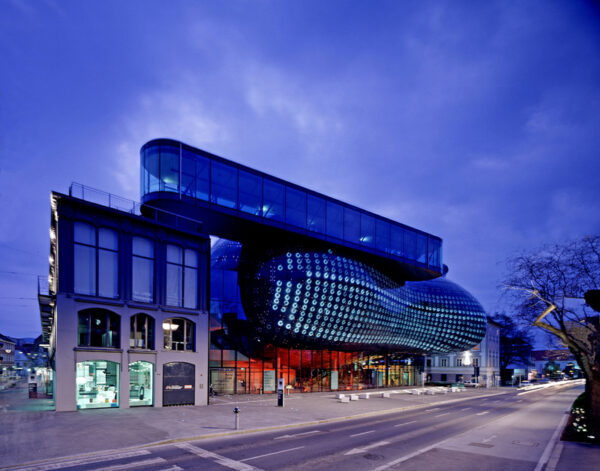 Kunsthaus Graz, Nachtaufnahme, Foto: Universalmuseum Joanneum/Eduardo Martinez